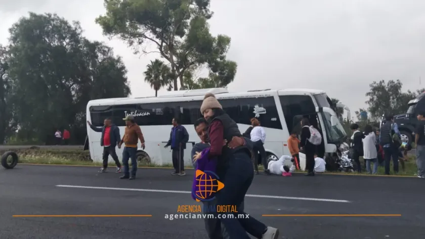Autobús de pasajeros se accidenta en la México-Pirámides; reportan múltiples lesionados