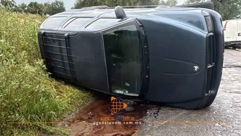 Provocan baches aparatoso accidente vial en Axapusco