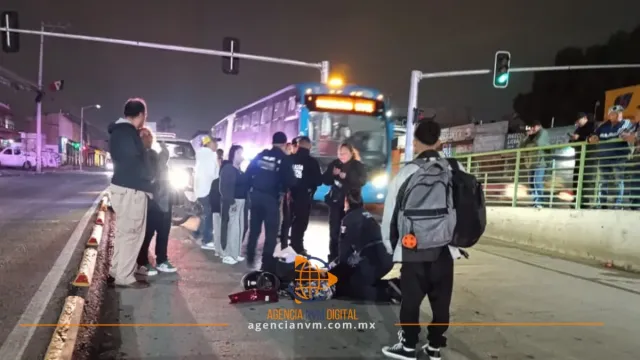 Arrollan a mujer en carril del Mexibús tras invadirlo motociclista