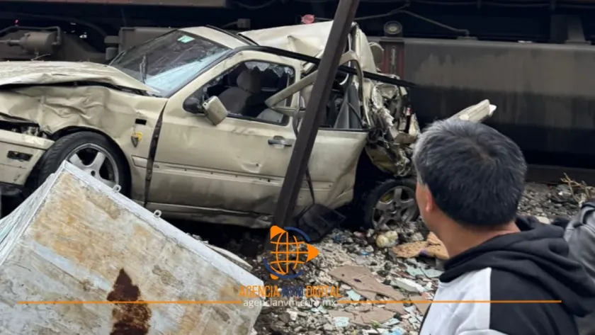 Resulta ileso conductor tras impacto contra tren en Ecatepec