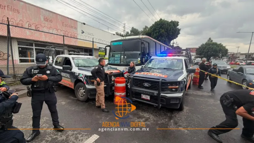 Caos en Vía Morelos: autobús embiste a mototaxi