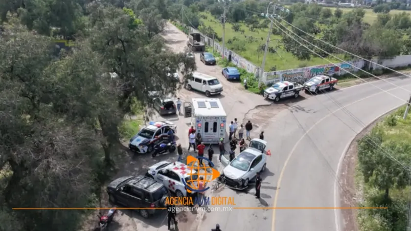 Chocan tres vehículos en la carretera Teotihuacán-Zacualuca 