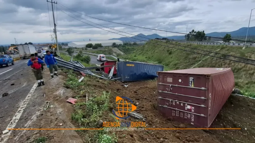 Muere conductor tras volcadura de tráiler en Tepetlaoxtoc