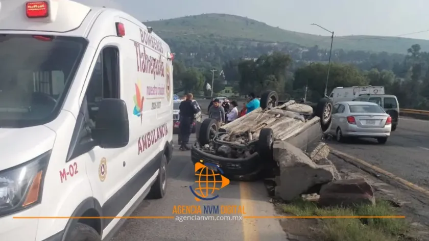Atienden volcadura de vehículo en la Avenida Reyes Heroles 