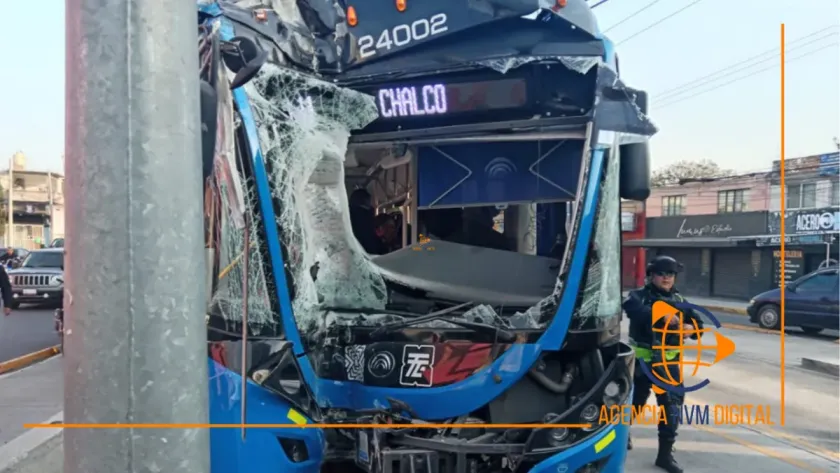 Choca Trolebús contra poste en Chalco; hay 20 lesionados