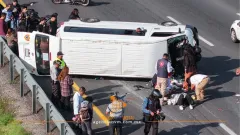 Vuelca transporte público y deja 16 lesionados en Tecámac