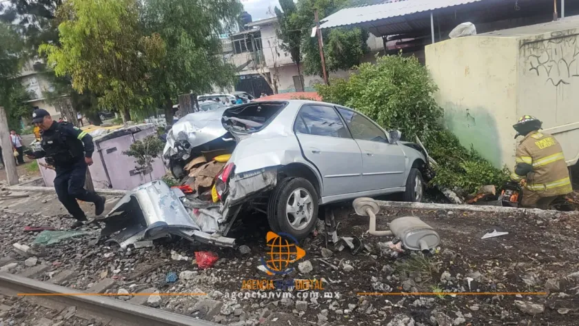 Rescatan a conductor tras aparatoso choque con tren 