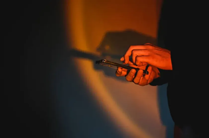 Alertan por campaña que suplanta banco y controla celulares