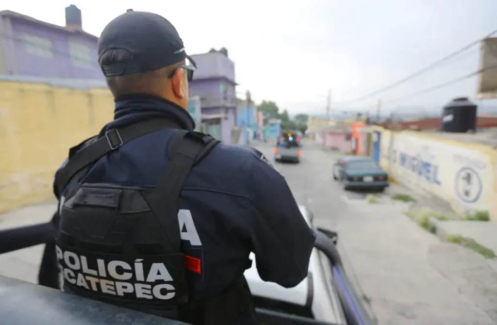 Anuncia alcaldesa de Ecatepec mejoras laborales para policías municipales