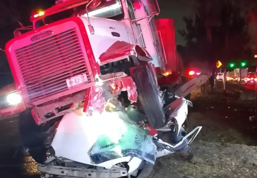 Aplasta tractocamión a vehículo compacto en Texcoco; reportan dos fallecidos