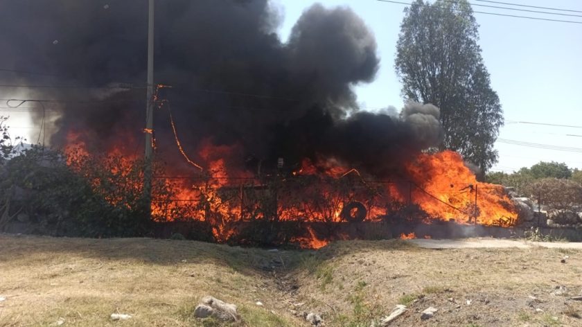 Controlan llamas en depósito ilegal de la colonia La Monera en Ecatepec