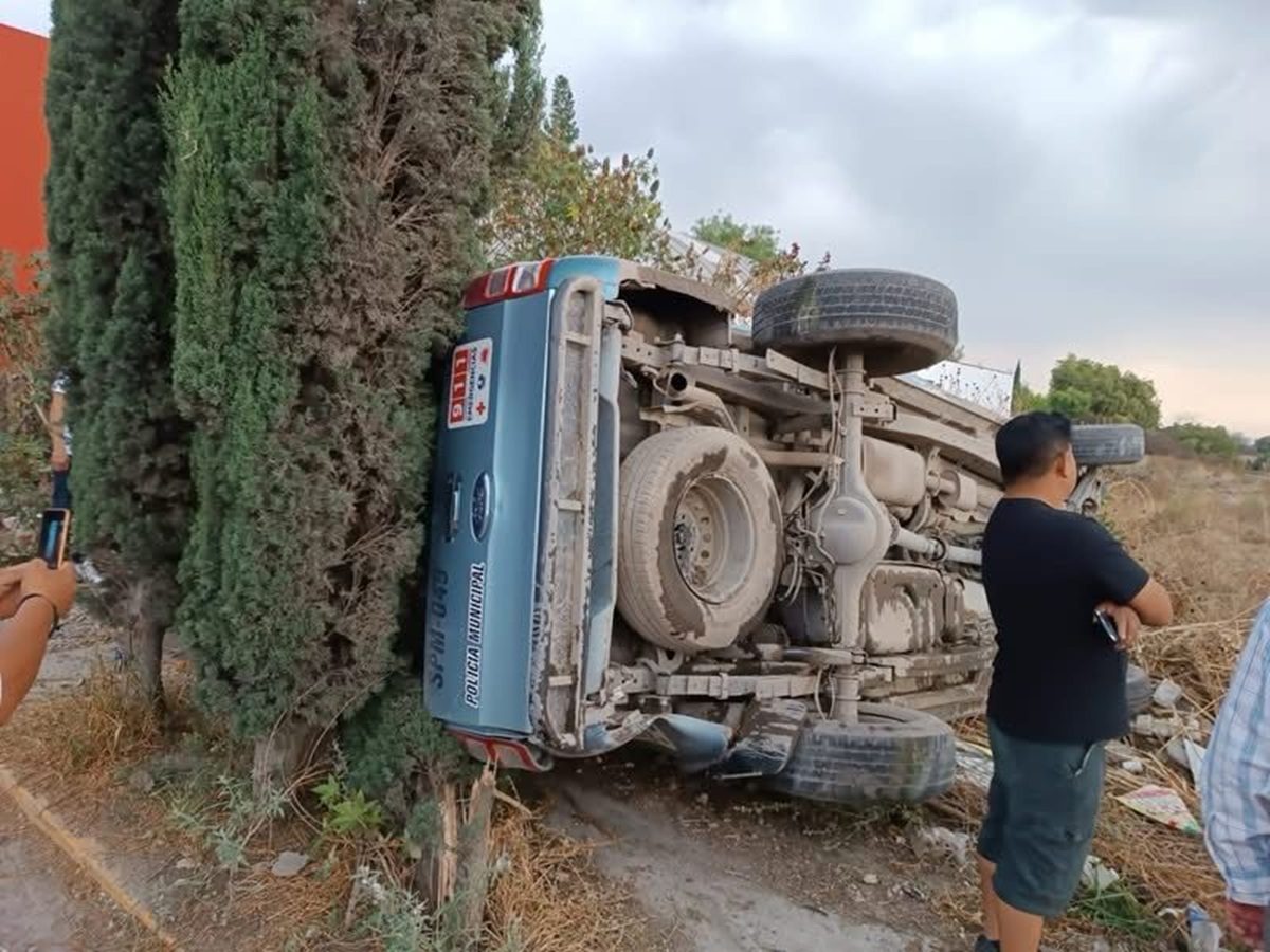 Policías borrachos chocan patrulla en San Lucas y quedan a disposición del MP