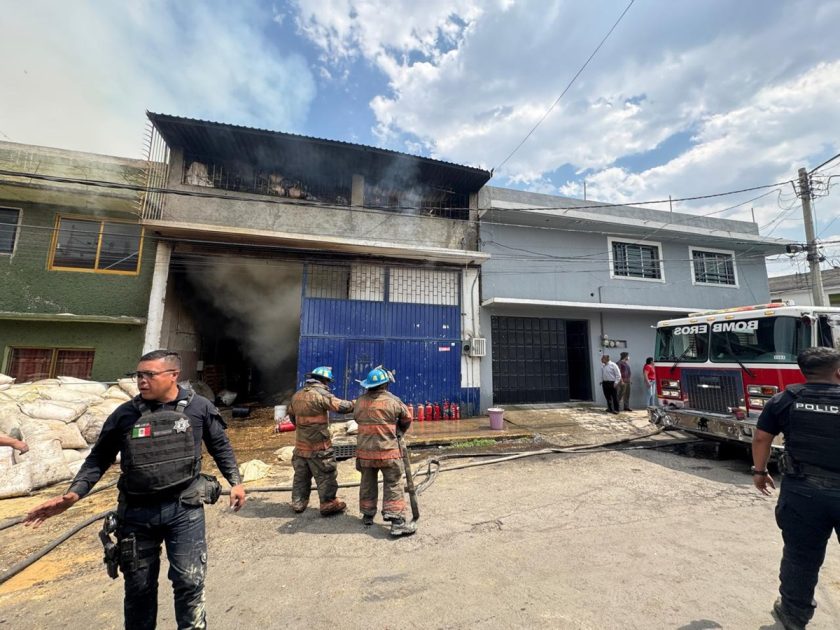 Incendio consume bodega en San Agustín; bomberos trabajan tres horas para sofocarlo