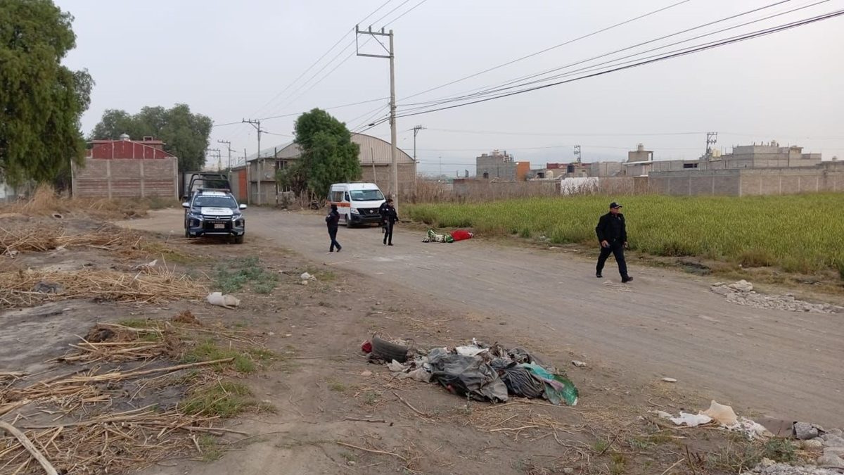 Hallan dos cuerpos envueltos en cobijas cerca de escuelas en Chalco; suspenden clases