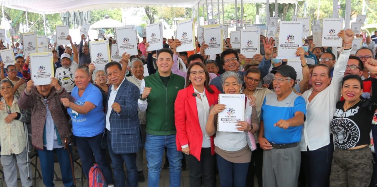 Regularización en Ecatepec: entregan escrituras y testamentos
