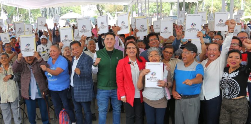 Regularización en Ecatepec: entregan escrituras y testamentos