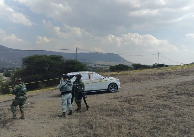 Ejecutan a 5 en camioneta abandonada en límites de Tequixquiac, Edoméx 