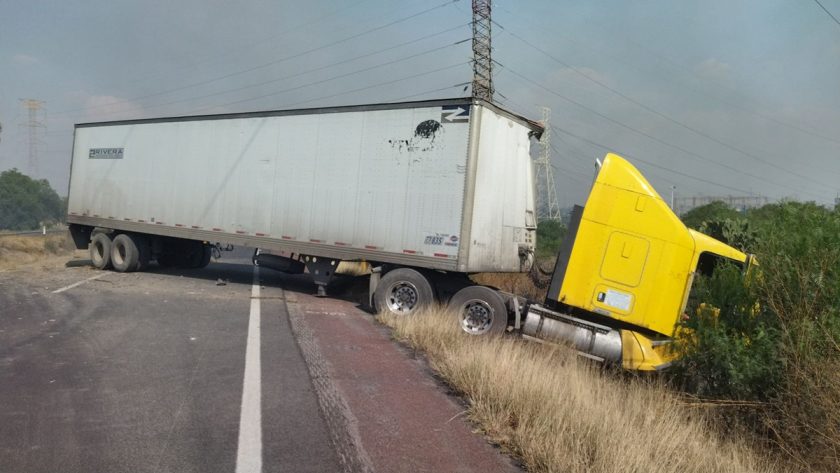 Autopista México-Pirámides bloqueada: tráiler accidentado