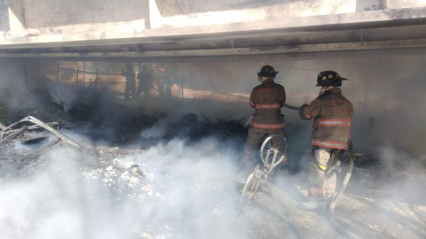 Controlan incendio bajo puente de la México-Pachuca; un lesionado grave