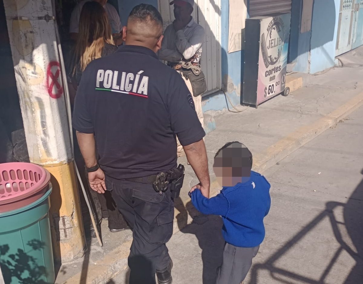 Rescatan a infante que deambulaba solo en vía pública; ya fue entregado a su familia