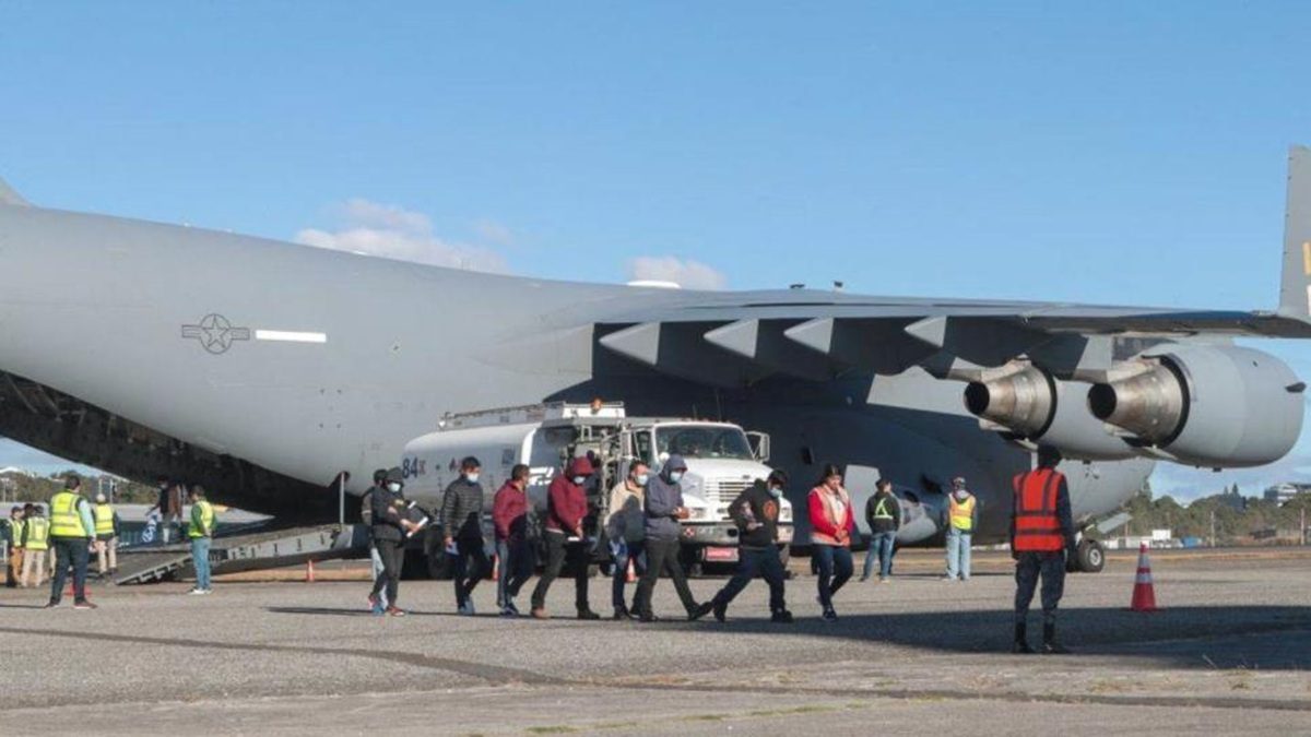 Trasladan a México a 13 mexicanos presos en Estados Unidos