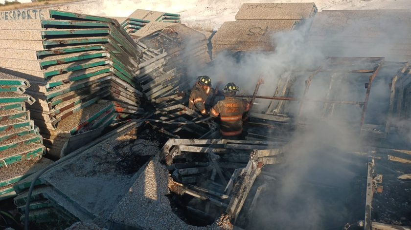 Evitan tragedia: Bomberos controlan incendio de losas prefabricadas en Las Américas