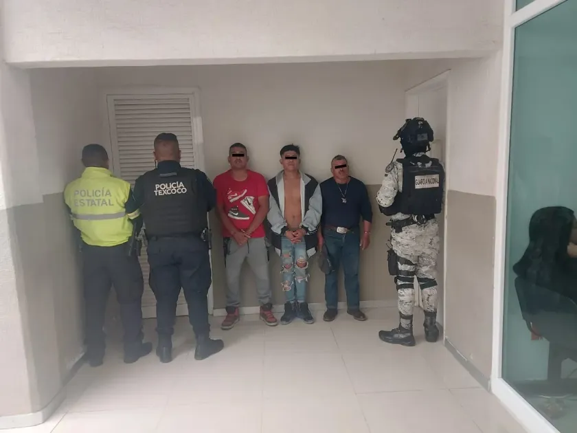 Coordinación policial logra captura de tres hombres en Texcoco con drogas y armas blancas