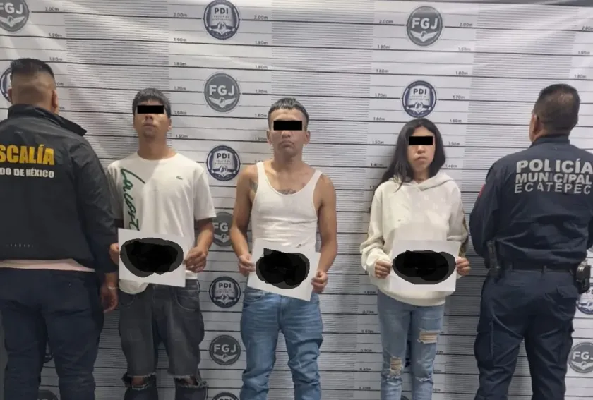 Detienen en Ecatepec a tres jóvenes por presunto robo de vehículo y portación de arma y drogas