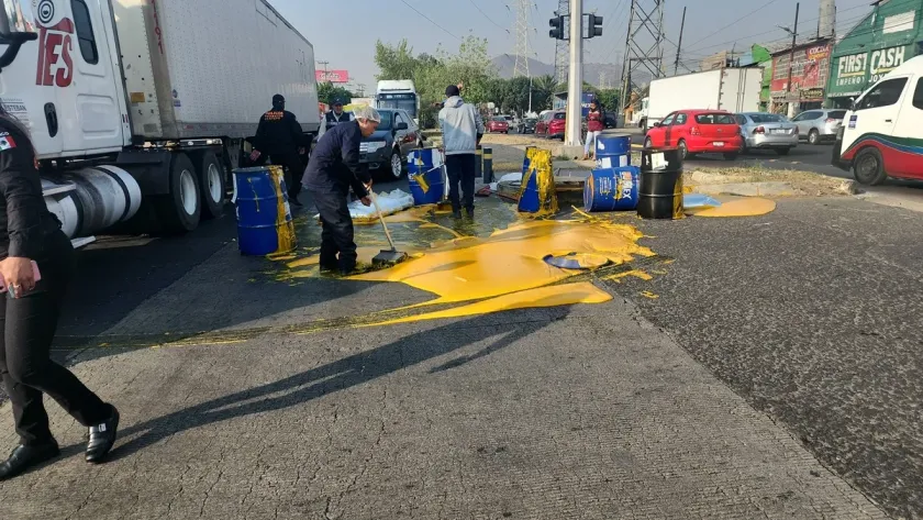 Accidente en Vía Morelos deja derrame de mango; vialidad restablecida