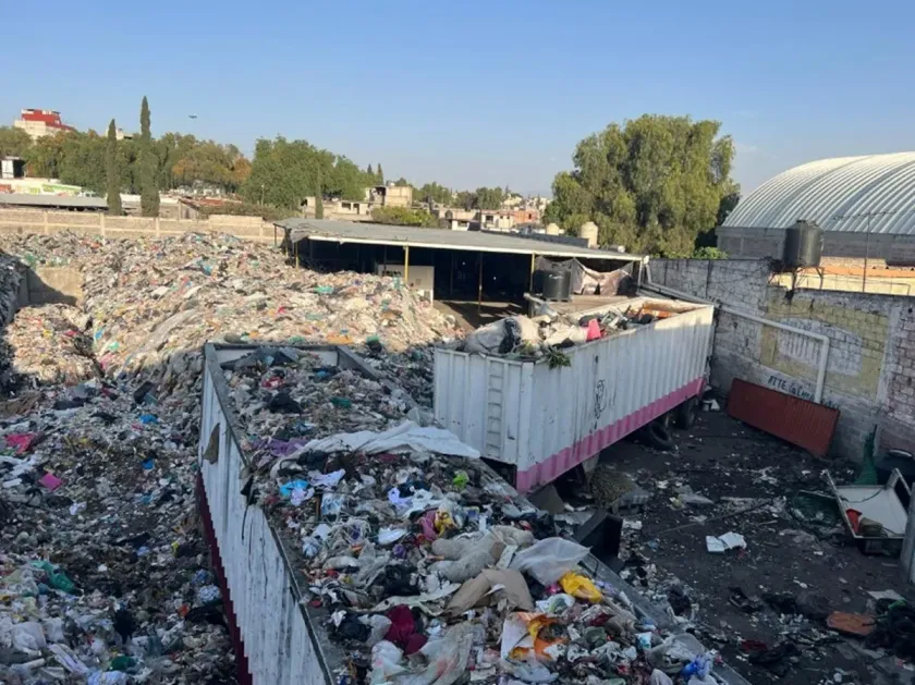 Más de mil toneladas de basura en predios irregulares clausurados en Ecatepec