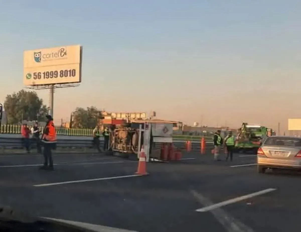 Vuelca camioneta con cilindros de gas LP en la autopista México-Pachuca; no hay lesionados