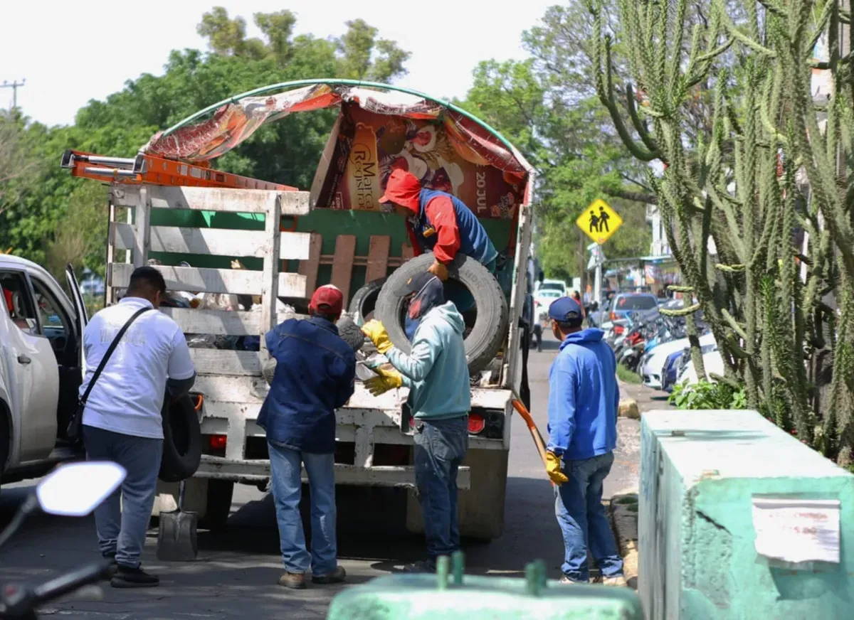 Operativo Rastrillo Social libera calles de Ecatepec de basura y vehículos abandonados
