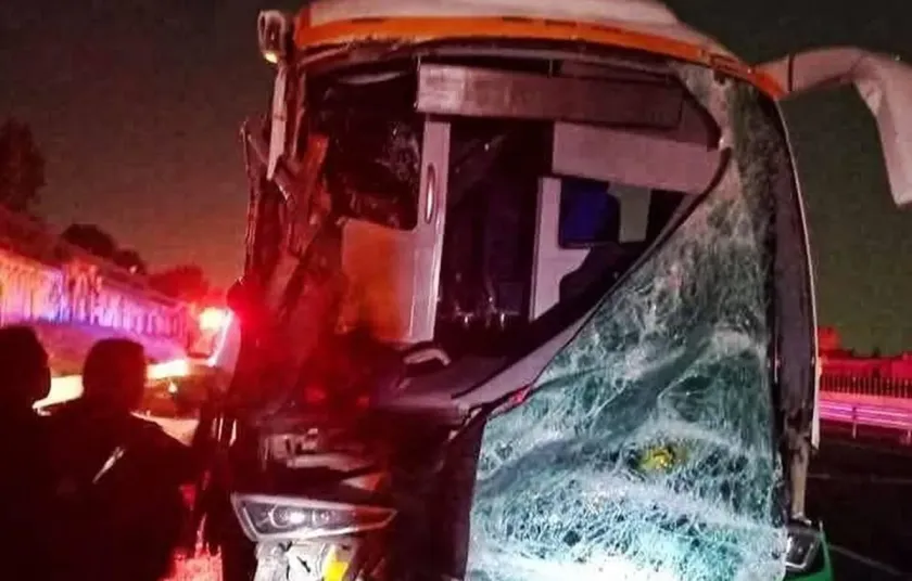 Dos muertos y varios heridos tras choque entre autobús y camión en la autopista México–Pachuca