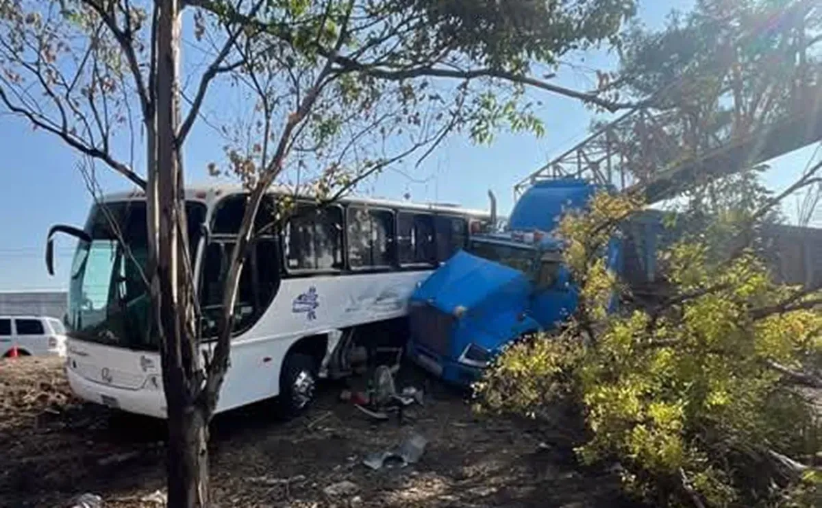 Choque entre tráiler y transporte público provoca movilización en la Texcoco-Lechería
