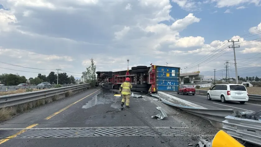 Tractocamión de 30 toneladas se vuelca en autopista Peñón-Texcoco