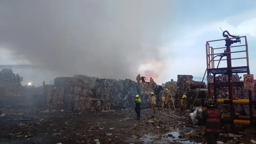 Controlan incendio en bodega de cartón en zona industrial de Ecatepec