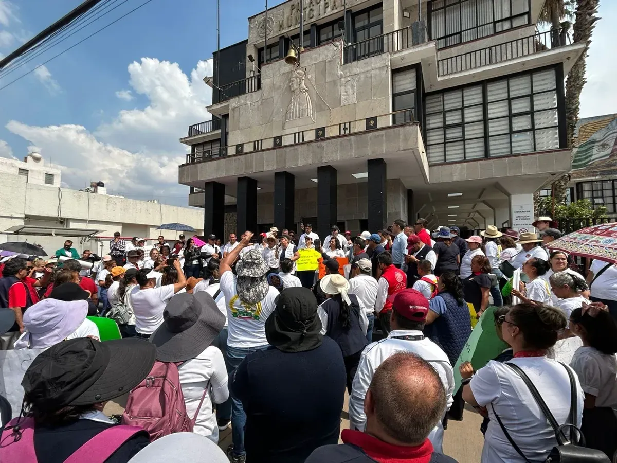 Trabajadores de la Jurisdicción Sanitaria de Texcoco marchan para exigir destituciones por presuntos abusos laborales