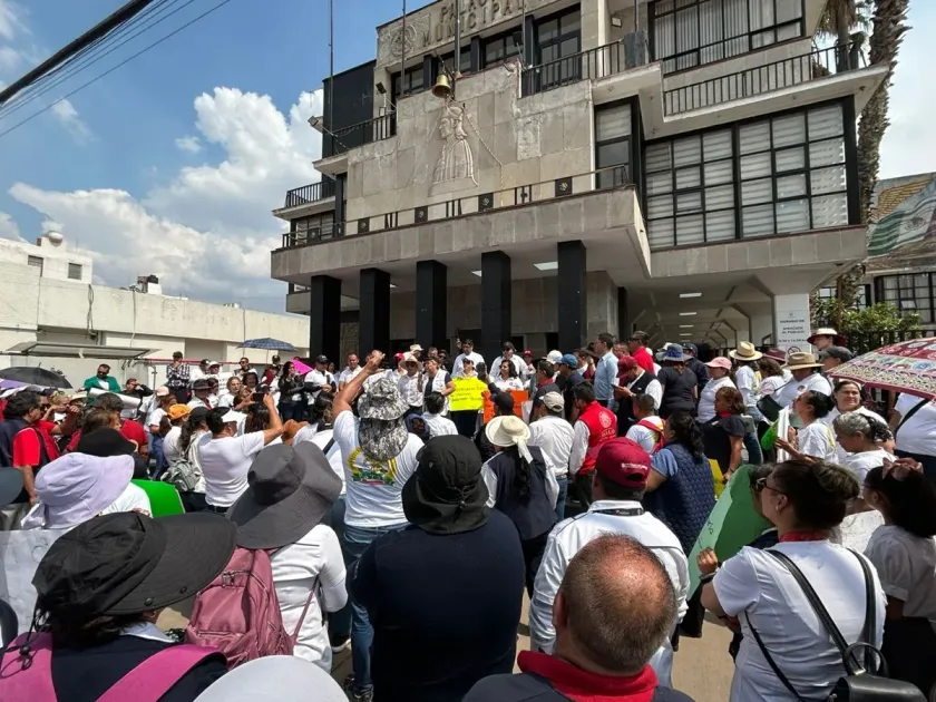 Trabajadores de la Jurisdicción Sanitaria de Texcoco marchan para exigir destituciones por presuntos abusos laborales