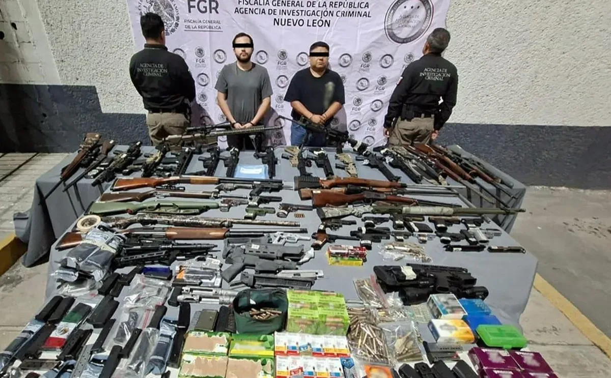 Aseguran arsenal y detienen a tres personas durante cateos en Monterrey