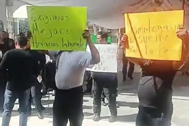 Policías municipales de La Paz protestan por presuntos abusos y exigen mejoras laborales