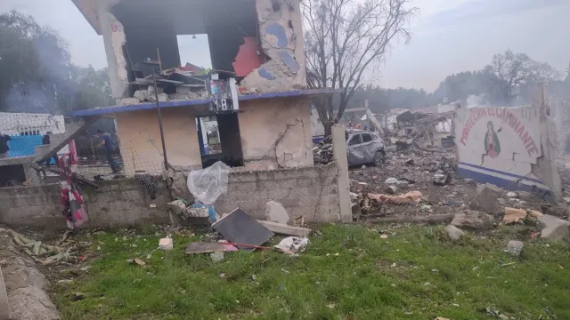 Confirman dos personas fallecidas tras explosiones en zona de polvorines en Tultepec