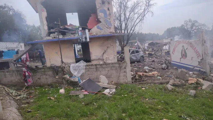 Confirman dos personas fallecidas tras explosiones en zona de polvorines en Tultepec