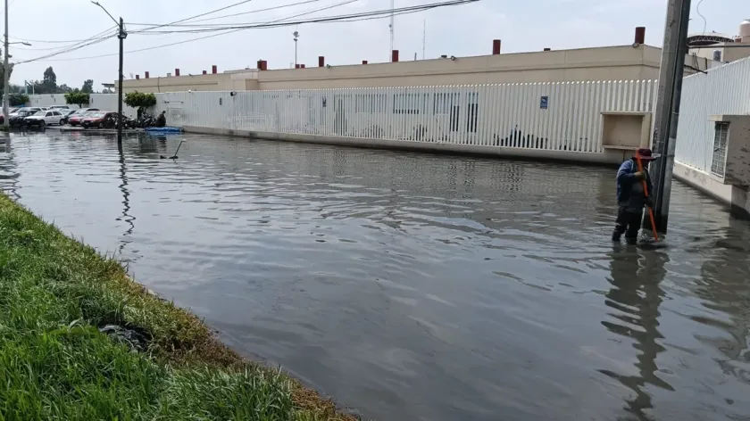 Vecinos bloquean avenida Nacional por aguas negras; autoridades proponen redireccionar descargas