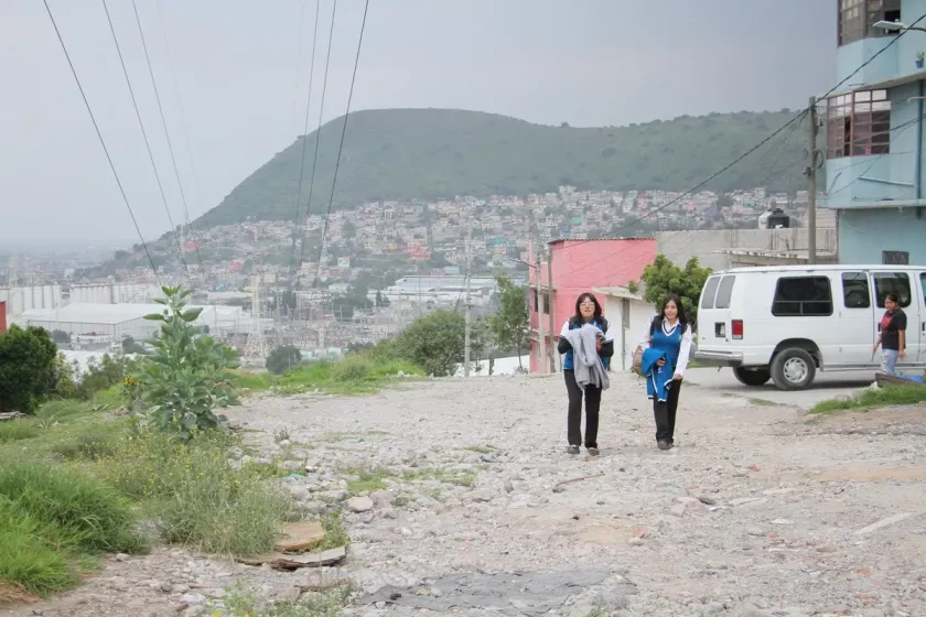 Azucena Cisneros atiende rezagos en colonias altas de Ecatepec con acciones directas