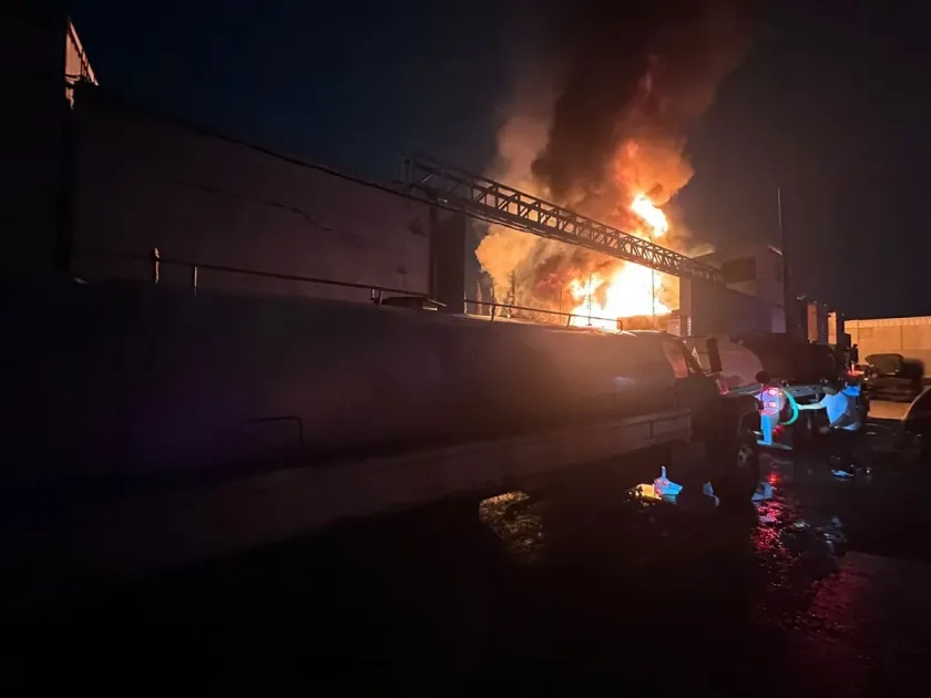 Desalojan a 50 personas por incendio en fábrica de solventes en Ecatepec