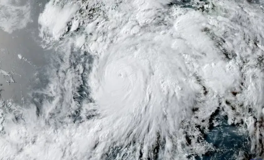 Huracán Erick alcanza categoría 4; Protección Civil emite alerta para Guerrero y Oaxaca