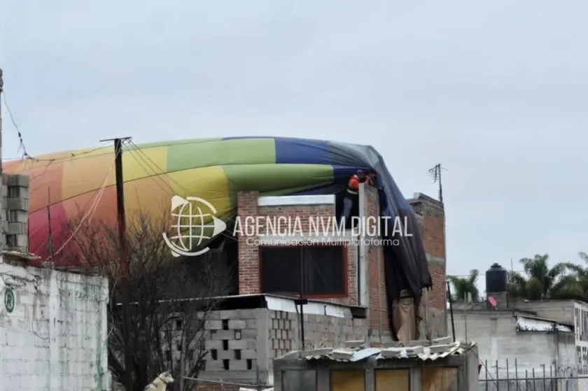 Aterriza globo de emergencia sobre vivienda en Teotihuacán