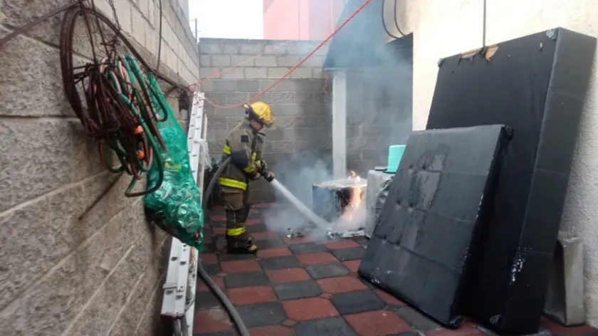 Atiende Protección Civil y Bomberos de Tecámac incendio en vivienda de Real del Sol