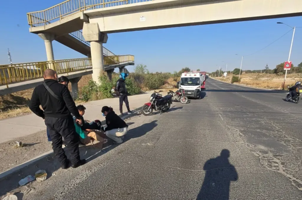 Atienden a motociclista tras derrape en el Viaducto Bicentenario