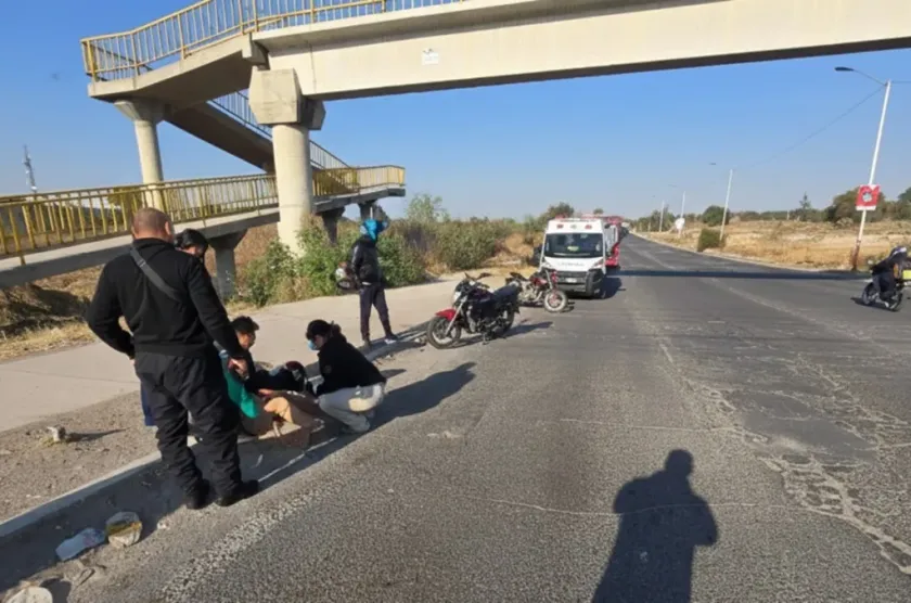 Atienden a motociclista tras derrape en el Viaducto Bicentenario